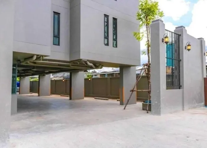 Dancenter Sukhumvit 107 2*